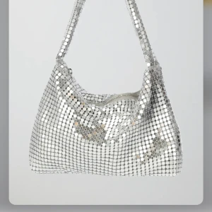 Väska  - Silvrig väska köpt från Gina tricot. Aldrig använd, prislapp kvar 