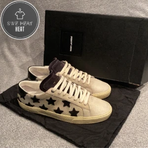 Saint Laurent skor  - Tja, säljer nu mina feta saint Laurent skor i storlek 42,5 men sitter som 43! Hör av dig vid frågor eller funderingar!