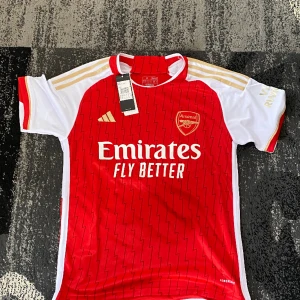 arsenal t shirt - aldrig använd  storlek s 