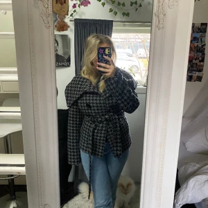 Kappa  - En svart grå kappa från Sara Kelly by ellos vet inte riktigt vad de är för storlek membrumet M eller L 💖