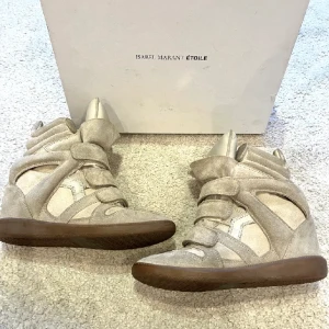 Isabel Marant skor - Rena och fina, inga defekter, säljs då jag inte får användning av dom längre! Passar till allt!