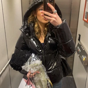 glansig jacka - en jättesnygg glansig jacka från nelly, i jättebra skick 