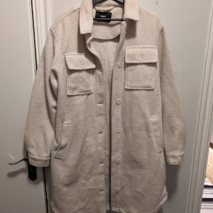 Beige oversized jacka - Beige oversized kappa från Bikbok, använd fåtal gånger.