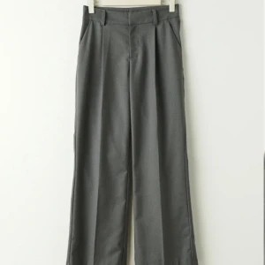 Kostymbyxor  - Säljer ett par gråa kostymbyxor i storlek M från Gina Tricot, använda 1 gång. Finns inga fläckar eller andra skador.  Nypris 500kr 