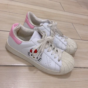 vita hello kitty sneakers - vita hello kitty sneksers i bra tillstånd! :)  ✨ SKA FLYTTA UTOMLANDS SÅ ALLT MÅSTE BORT INNAN 17 MARS ✨ 