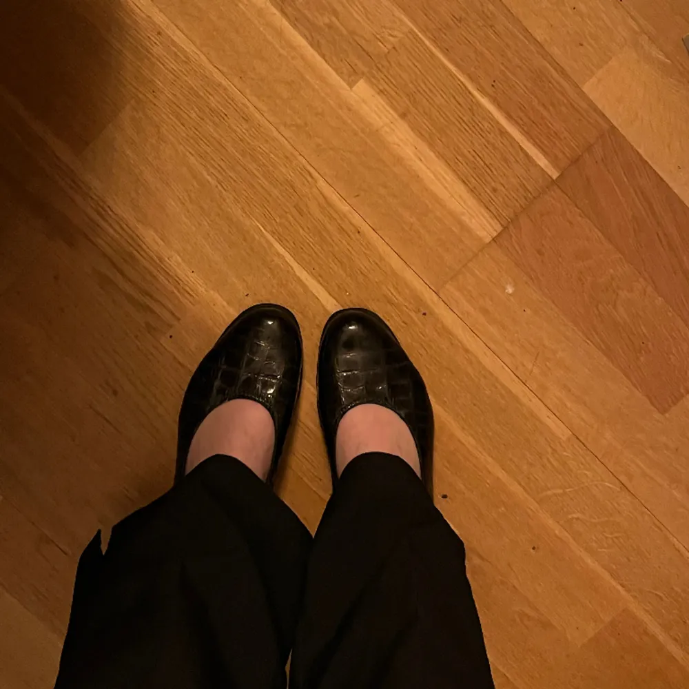Super fina och jätte sköna svarta lackade skor med krokodil mönster. Passar bra till vardags men går även att klä upp o göra riktigt snyggt! Storlek 39,5. Skor.