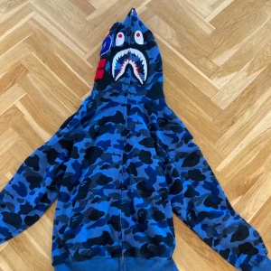 Bape Hoodie - Säljer denna helt nya bape hoodien.  Storlek XL men passar som S. För mer info eller vid intresse skriv till mig i DM. Pris kan diskuteras vid snabb affär.