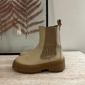 Boots  - Boots ifrån & Other Stories i storlek 36 (något stora i storleken skulle säga att de är ca 36,5 i storleken).  Sparsamt använda. 