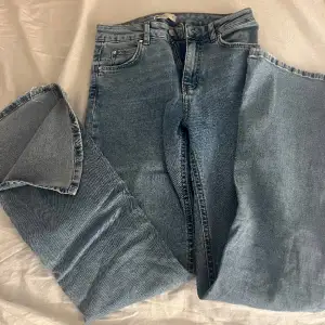Jeans med slits från Gina tricot i storlek S. Skriv för fler bilder
