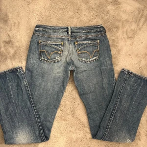 Lågmidjade jeans - Säljer dessa jättesnygga lågmidjade jeans från Diesel❣️ Dom passar en S-M och är de är perfekt längd på mig som är 170. Tyget längst ner vid fötterna är lite slitna men inget man märker eller tänker på! Bara att skriva om du har mera frågor❤️