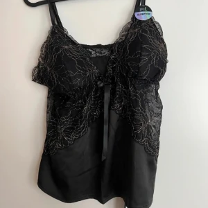 Spets linne - Säljer detta fina linne. Ändast testad då den inte passade. 