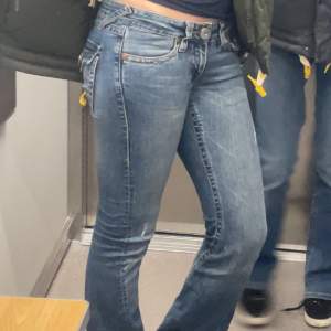 Säljer mina Low waist bootcut jeans som är från Gina men köptes runt 2000s talet❤️ Sjukt snygga och trendiga😻