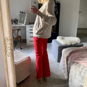 Röda jeans - Sååå fina röda lågmidjade jeans från Guess! Lite korta på mig som är 171cm, passar storlek 34/36 ❤️‍🔥innerbenslängd 71cm