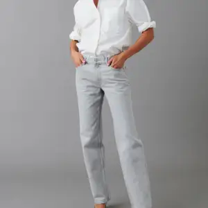 Jag säljer jätte snygga gråa low straight jeans från Gina tricot. Har haft på mig de många gånger och är lite slitna som man kan se på bild 3. Jag är 175 och tycker att de sitter bra men är bättre för 165 och under. Pris kan diskuteras!!