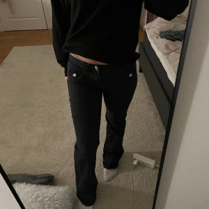 Hm jeans  - Säljer dessa trendiga jeans super fint skick!❣️