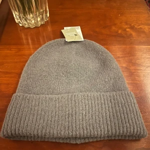 Mössa - Mössa köp från H&M, aldrig använd och taggar finns kvar. Den är turkos/blå Hör av dig vid eventuella frågor!