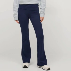 Folded flare trousers - Folded flare trousers från gina tricot, aldrig använd bara testad. Det är storlek xxs men sitter perfekt på mig som har xs/s i byxor😊