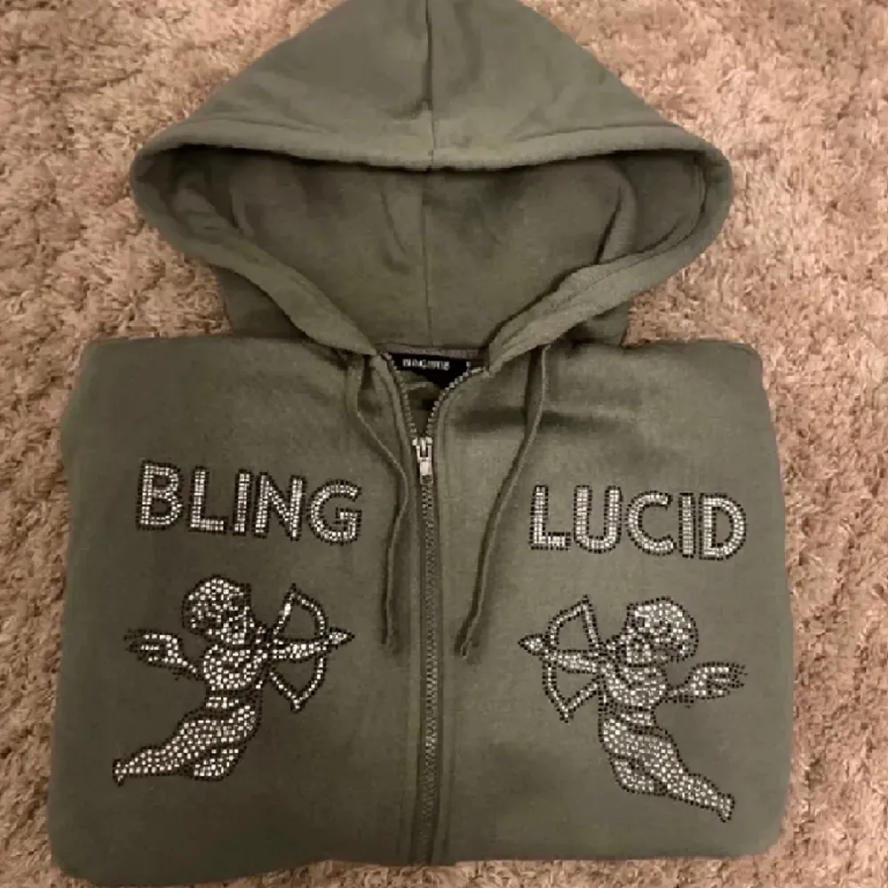 Skit snygg Bling lucid rhinestone zip hoodie i storlek M i väldigt bra skick använd i runt 1 månad. Färg: oliv grön. Hoodies.