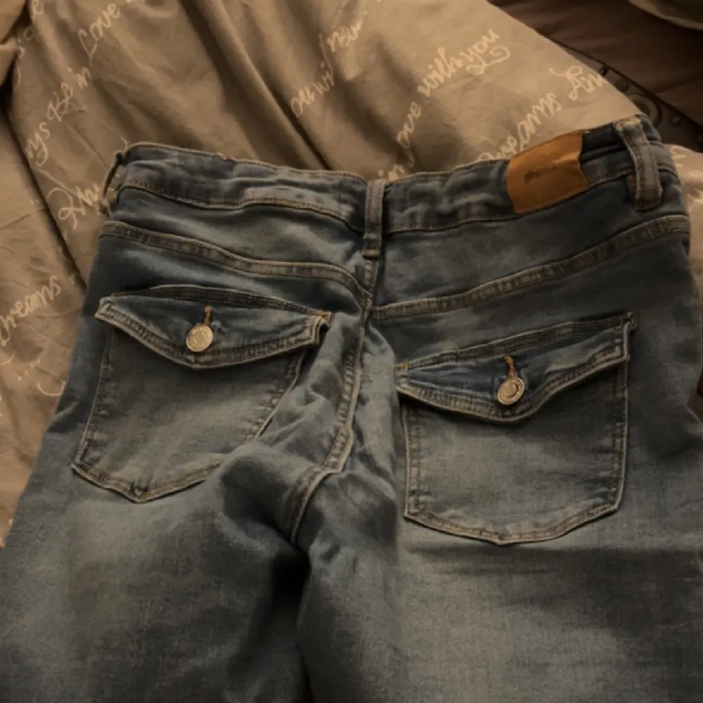 Säljer dessa fina Low Waist bootcut jeansen då de inte kommer till användning 💕i storlek 158 och de är stretchiga . Skulle säga de funkar för storlek 34/36/38. Jag är 161 och de är lite för långa för mig! Säljs ej i butik längre!inga defekter . Jeans & Byxor.