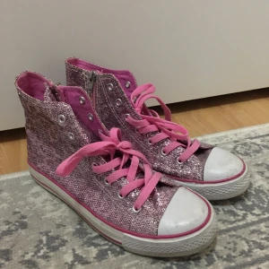 Rosa glittriga skor - Säljer ett par fina rosa skor som inte kommer till användning längre i storlek 37, är i bra skick men har dock lite smuts som kan tas bort om man använder rätt medel.