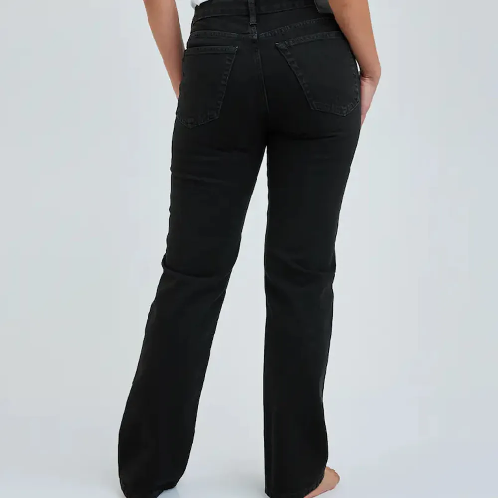 Dessa jeans är från bikbok (LOW STRAIGHT 990 JEANS) och har inga defekter💗   storlek: W:26 L:32  Säljer pga att de inte kommer till användning💗 Orginalpris:699kr. Jeans & Byxor.