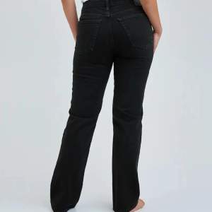 Dessa jeans är från bikbok (LOW STRAIGHT 990 JEANS) och har inga defekter💗   storlek: W:26 L:32  Säljer pga att de inte kommer till användning💗 Orginalpris:699kr