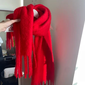 Röd halsduk - Använd ca 2 gånger! 