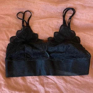 Svart spetstopp - En svart jättefin spetstopp, perfekt till fest eller att ha under en tröja 🤍✨ Helt oanvänd 🤍