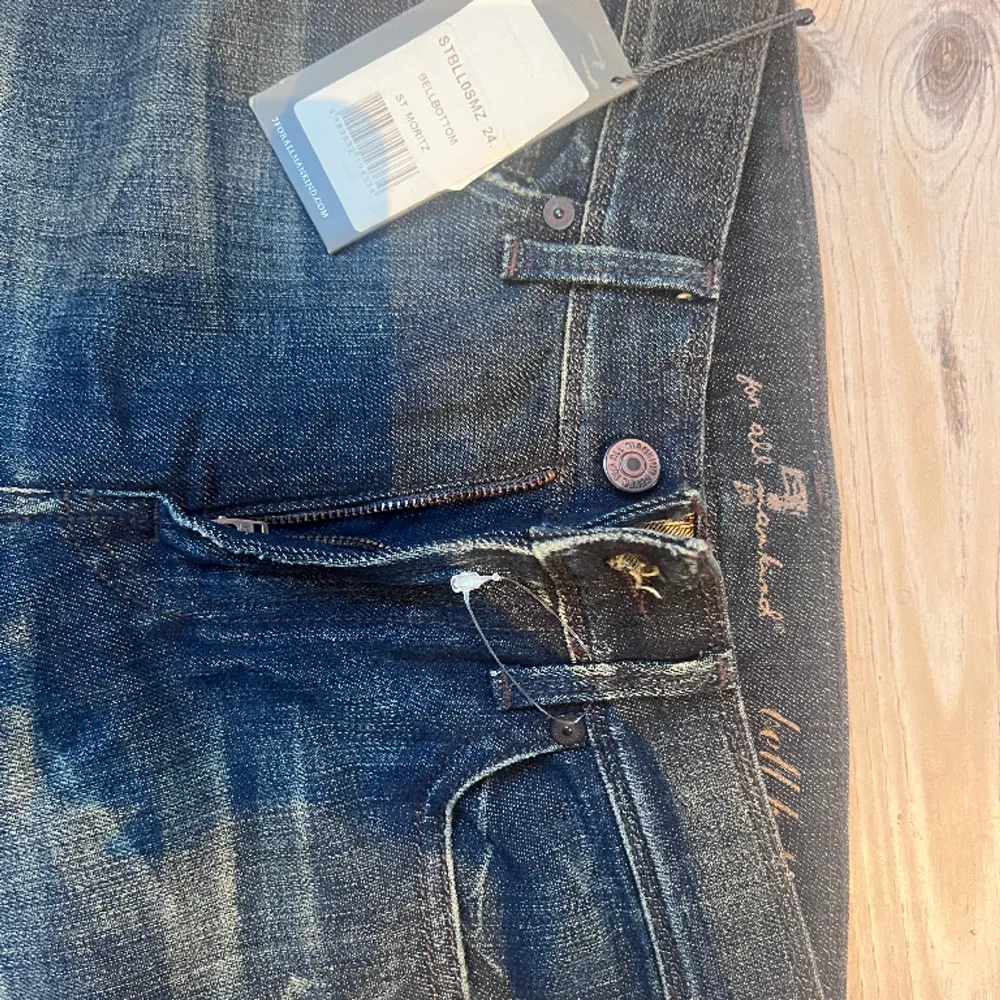 Helt oanvända jeans från 7 for all mankind storlek 24/34. Kan tyvärr inte visa bild på då dom är för små. . Jeans & Byxor.