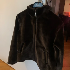 Brun jacka vintage  - Lite kortare längd. Mjuk och skön 🧸 köpt second hand. Inte äkta päls! 