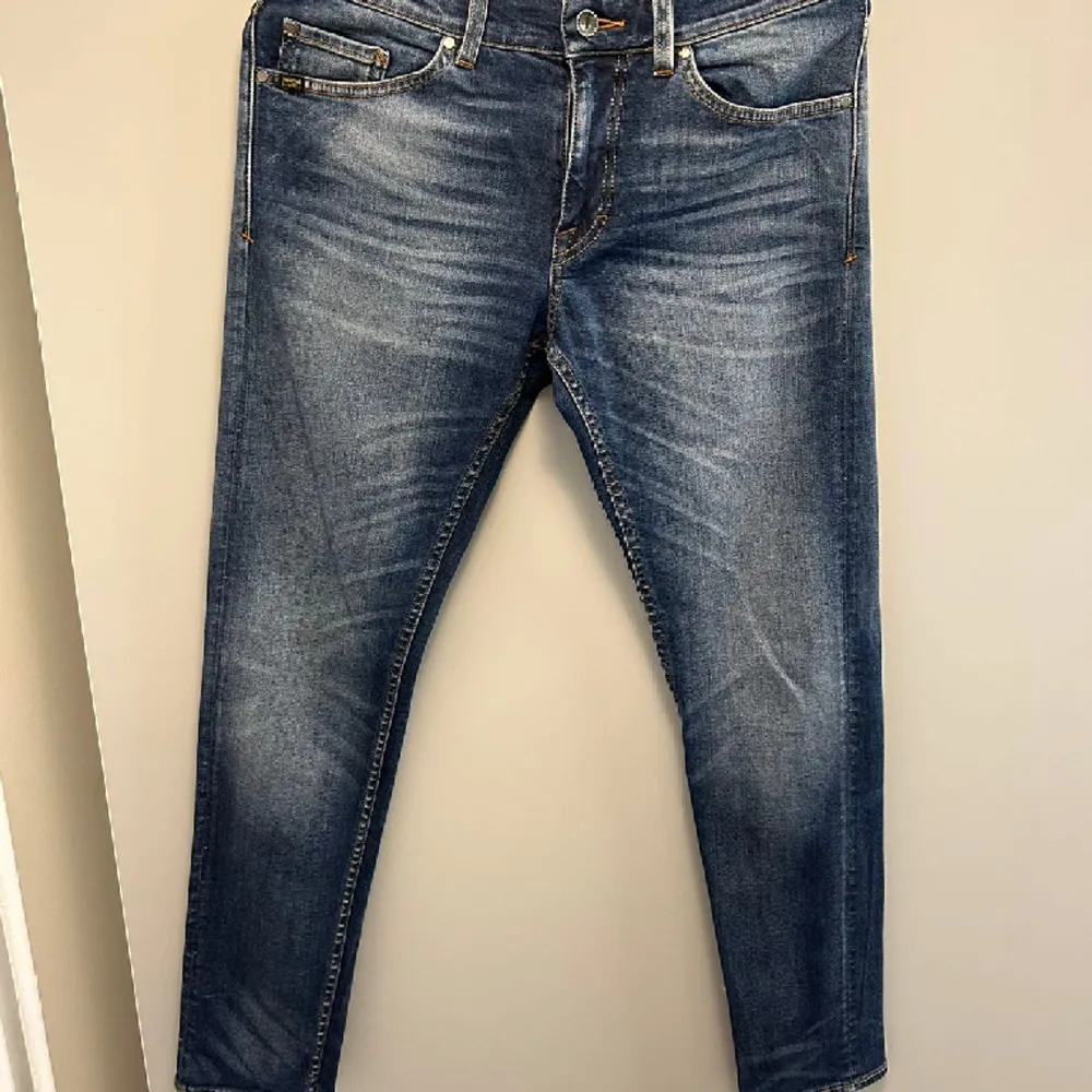 Feta mörkblå jeans med snygg tvätt i storlek 30/32 (sitter lite tajtare än vad 30/32 brukar sitta), slim/evolve fit från TIGER OF SWEDEN! Skick 9/10, skriv för fler bilder och funderingar!. Jeans & Byxor.