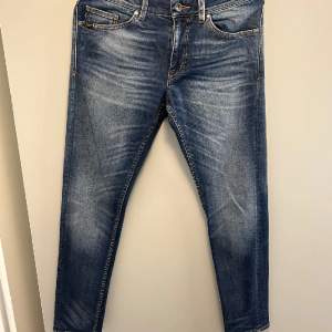 Feta mörkblå jeans med snygg tvätt i storlek 30/32 (sitter lite tajtare än vad 30/32 brukar sitta), slim/evolve fit från TIGER OF SWEDEN! Skick 9/10, skriv för fler bilder och funderingar!