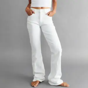 Utsvängda vita jeans från Gina tricot. På bilden är de väldigt långa men jag har klippt dom lite kortare för att passa mig. Skriv privat för fler bilder. Köpta för 500kr, säljer nu för 300kr. Använda 1 gång.