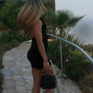 Klänning  - Svart klänning med öppen rygg