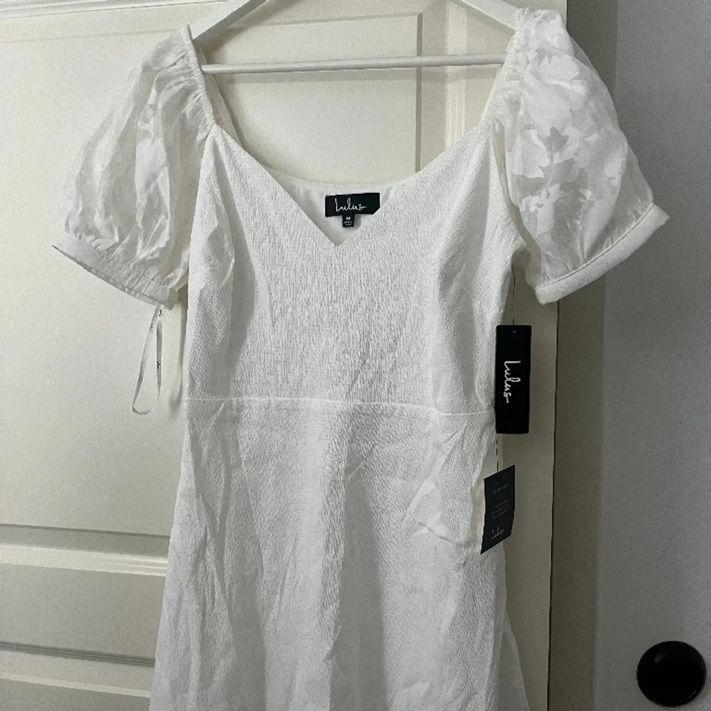 Superfin vit klänning med puff-sleeves i spets. Prislappar kvar då den aldrig kom till användning, nypris 600kr men säljer för 250💕. Klänningar.