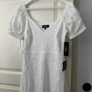 Superfin vit klänning med puff-sleeves i spets. Prislappar kvar då den aldrig kom till användning, nypris 600kr men säljer för 250💕