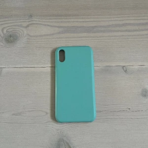 Telefonskal - Jag säljer detta superfina turkosa telefonskalet! Det är i bra skick och passar en iPhone XR. Köparen står för frakten ❤️