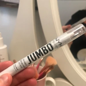 NYX jumbo eye pencil highlighter - Säljer en nyx eye pencil highlighter då jag har en men fick en till. Oöppnad och nyskick med plasten kvar.