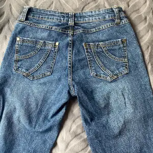 Super söta jeans, med låg midja! Raka i modellen o har fina fickor fram och bak! Säljer för att de inte kommer till användning, skriv för mer info/frågor😇  Midjemått= 70 Innerbenslängd=77 Ytterbenslängd=100