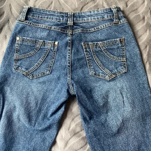 Lågmidjade jeans - Super söta jeans, med låg midja! Raka i modellen o har fina fickor fram och bak! Säljer för att de inte kommer till användning, skriv för mer info/frågor😇  Midjemått= 70 Innerbenslängd=77 Ytterbenslängd=100