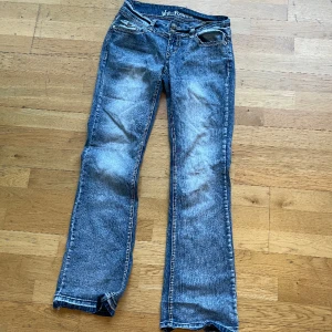 Y2K jeans - jättesnygga y2k jeans som säljs pga att det inte är min stil längre och de är för stora. Står inte exakt strlk men ungefär 38-40. Pris kan diskuteras pga en liten fläck som troligtvis går bort efter en tvätt. 