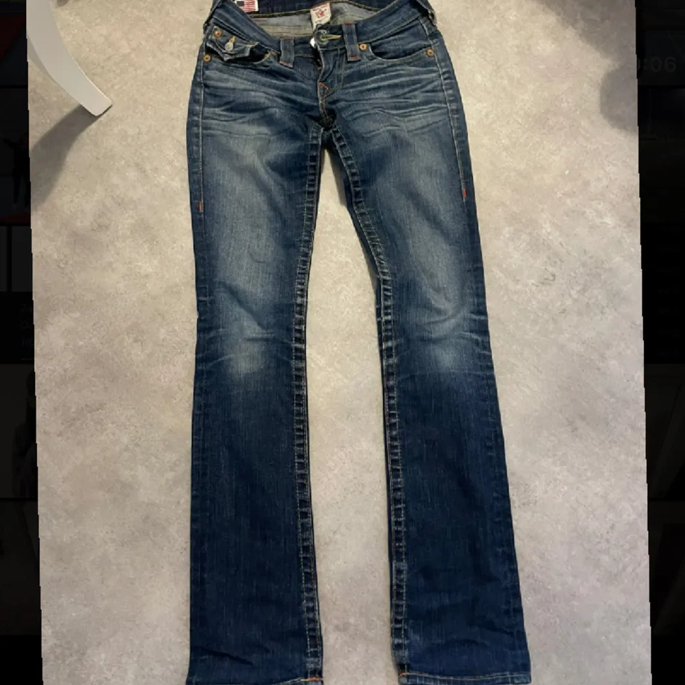 Jätte snygga true religon jeans som tyvärr inte kommit till användning💞 De är i nyskick och köpt för 1300. Skirv för mer bilder eller för frågor!. Jeans & Byxor.