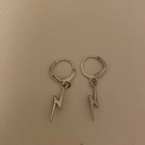 Blixt örhängen (silver) - Jätte snygga hängande silver örhängen med en blixt på. ❤️