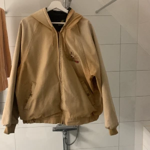 Hoodiejacka  - Säljer min gamla vårjacka eftersom jag har köpt ny. Extremt vintage och har en väldigt fin passform. Skriv om ni har frågor.✒️