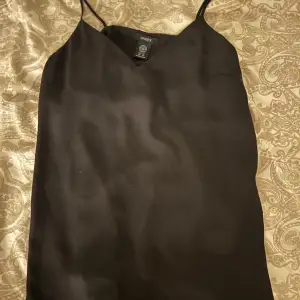 svart linne ifrån lindex i mkt bra skick, knappt använd 