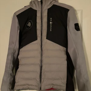 Sail racing jacka - Tja säljer nu min sail racing hybrid jacka köpt för 3500 på hemsidan för drygt ett år sedan. Skick 9/10, skriv vid minsta fundering!