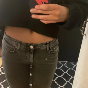 Låga grå bootcut jeans - Säljer ett par snygga lågmidjade gråa bootcut jeans från Gina tricot i storlek 34/XS i bra skick💞💞