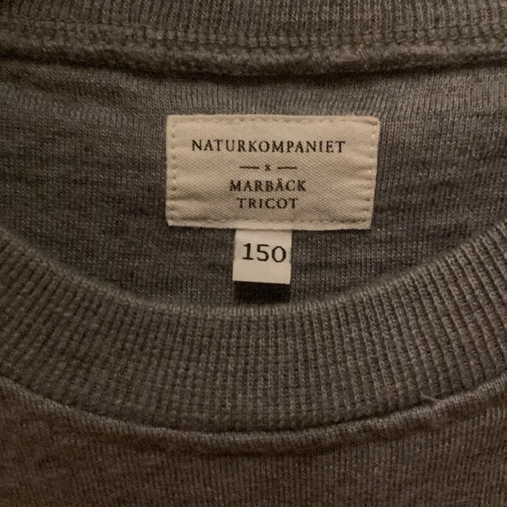 En tröja från naturkompaniet som är gjort av 100% ull och har storlek 150 cm, den är använd men i bra sick. Stickat.