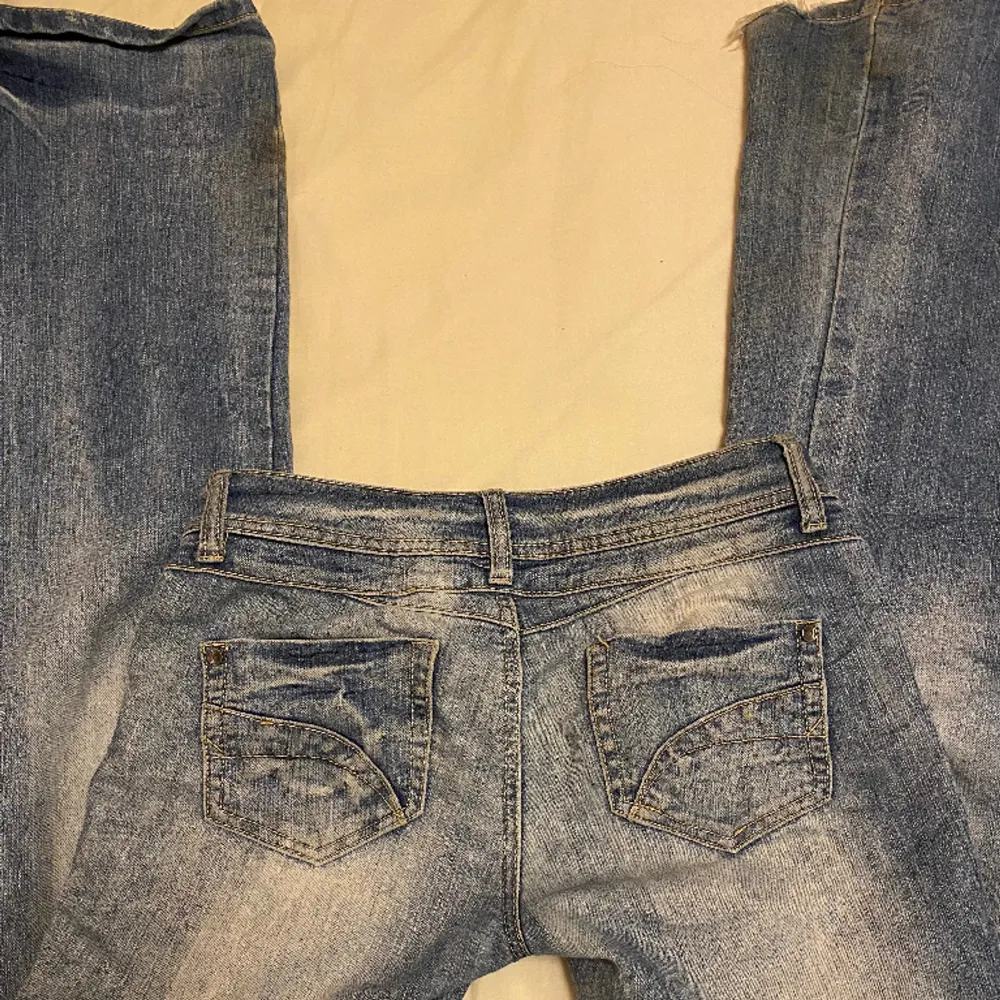 Säljer mina skit snygga jeans då jag är i behov av pengar och inte använder de lika mycket längre. De är lågmidjade, bootcut och sitter skit snyggt! Passar mig perfekt i benlängden som är 1,73 (kan även passa längre eller kortare). Jeans & Byxor.