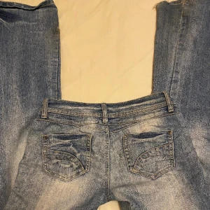Lågmidjade jeans - Säljer mina skit snygga jeans då jag är i behov av pengar och inte använder de lika mycket längre. De är lågmidjade, bootcut och sitter skit snyggt! Passar mig perfekt i benlängden som är 1,73 (kan även passa längre eller kortare)
